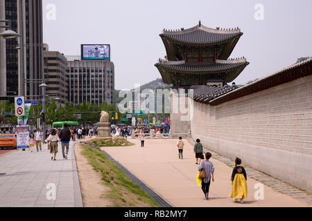 Les visiteurs du Palais Gyeongbokgung à Séoul, Corée du Sud. Banque D'Images