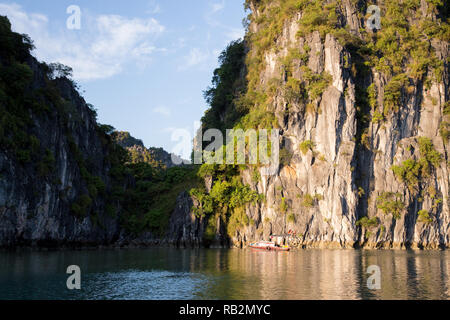 De superbes montagnes karstiques de calcaire dans la baie Bai Tu Long, Vietnam. Banque D'Images