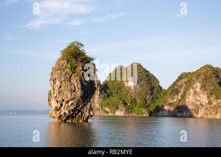 De superbes montagnes karstiques de calcaire dans la baie Bai Tu Long, Vietnam. Banque D'Images