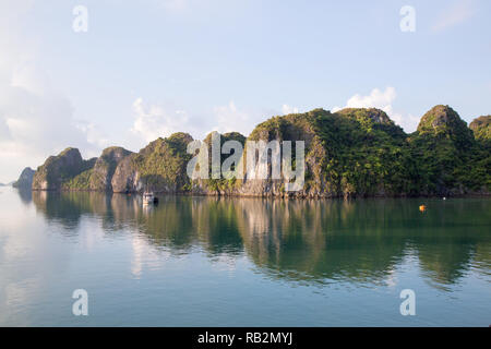 De superbes montagnes karstiques de calcaire dans la baie Bai Tu Long, Vietnam. Banque D'Images