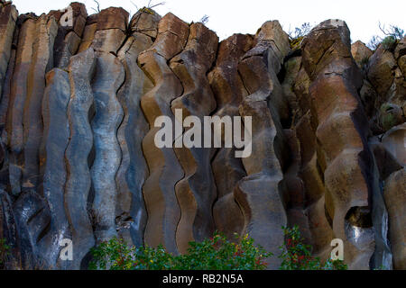 Colonnes de basalte en courbes, - formation de roche volcanique naturelle à Sinop Boyabat, Turquie Banque D'Images