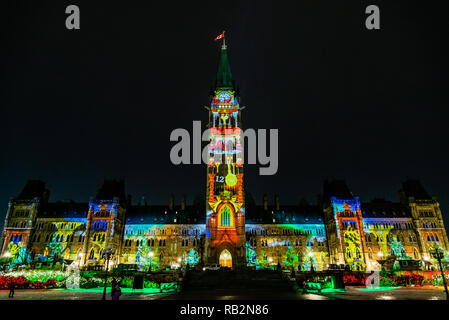 Nouvelle année lumière sur la Tour de la paix à la colline du Parlement Ottawa Canada Banque D'Images