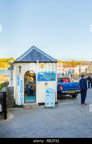 Vous n'avez qu'Seafoods, une poissonnerie et fruits de mer d'harbourside sandwich bar sur le front de mer de Tenby, Pembrokeshire dans une ville balnéaire sur la côte sud du Pays de Galles Banque D'Images