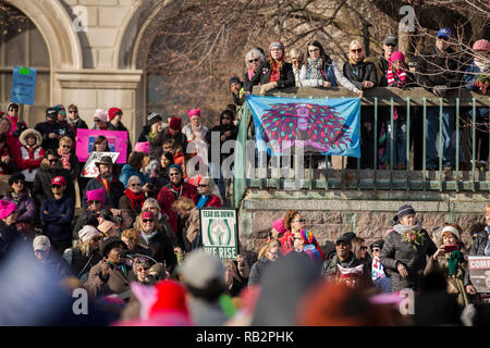 Une grande foule participe à la Marche des femmes 2018 Rally en dehors du Milwaukee County Court House le samedi 20 janvier. Banque D'Images