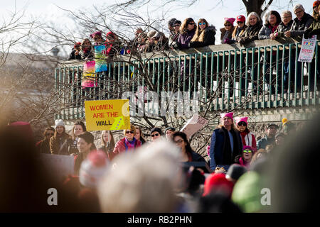 Une grande foule participe à la Marche des femmes 2018 Rally en dehors du Milwaukee County Court House le samedi 20 janvier. Banque D'Images