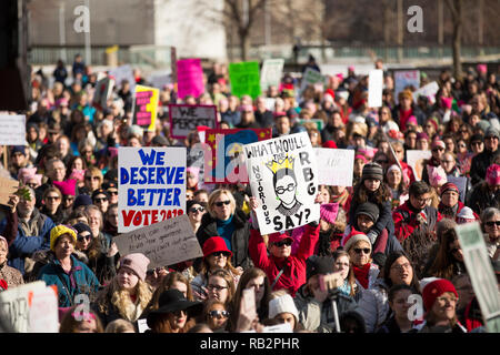 Une grande foule participe à la Marche des femmes 2018 Rally en dehors du Milwaukee County Court House le samedi 20 janvier. Banque D'Images