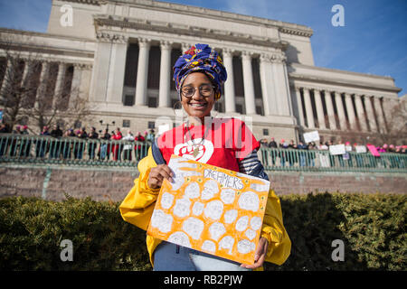 Alenitu Caldart, 15 ans, participe à la Marche des femmes 2018 Rally en dehors du Milwaukee County Court House le samedi 20 janvier. Banque D'Images