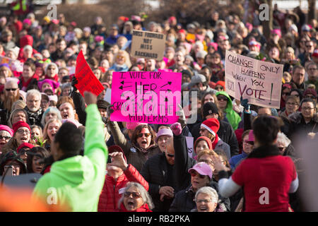 Une grande foule participe à la Marche des femmes 2018 Rally en dehors du Milwaukee County Court House le samedi 20 janvier. Banque D'Images