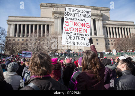 Une grande foule participe à la Marche des femmes 2018 Rally en dehors du Milwaukee County Court House le samedi 20 janvier. Banque D'Images