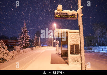 Allgäu, Allemagne. 5e jan 2019. Arrêt de train école Marktoberdorf couverts dans les début de l'hiver et de neige dans la matinée, à Marktoberdorf, Bavière, Allemagne, Allgäu, Janvier 06, 2019. © Peter Schatz / Alamy Live News Banque D'Images