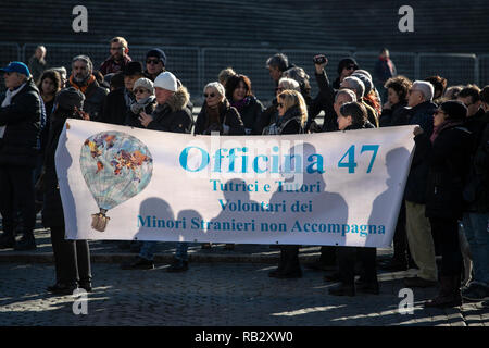 Rome, Italie. 06 Jan, 2019. Carlo Photo / Lannutti LaPresse 01-06 - 2019 Rome, Italie chronique. Dimanche 6 janvier à Rome une garnison à immédiatement sécuriser un port sûr pour les migrants 49 de Sea Watch et la mer dans l'oeil en photo : la garnison de la place de l'Esquilin Crédit : LaPresse/Alamy Live News Banque D'Images
