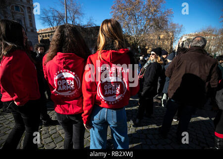 Rome, Italie. 06 Jan, 2019. Carlo Photo / Lannutti LaPresse 01-06 - 2019 Rome, Italie chronique. Dimanche 6 janvier à Rome une garnison à immédiatement sécuriser un port sûr pour les migrants 49 de Sea Watch et la mer dans l'oeil en photo : la garnison de la place de l'Esquilin Crédit : LaPresse/Alamy Live News Banque D'Images