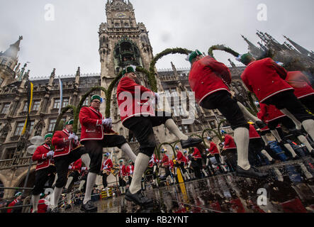 Munich, Allemagne. 06 Jan, 2019. Schäffler danser devant le nouvel hôtel de ville sur la Marienplatz. Au cours de la peste en 1517, le Schäfflertanz a été fondé à Munich, qui avait pour but d'encourager les gens en place après les moments difficiles et de les attirer hors de leurs maisons. Photo : Lino Mirgeler/dpa dpa : Crédit photo alliance/Alamy Live News Banque D'Images