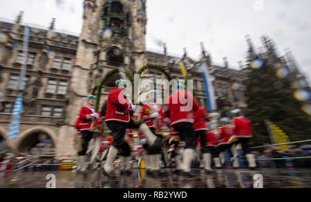 Munich, Allemagne. 06 Jan, 2019. Schäffler danser devant le nouvel hôtel de ville sur la Marienplatz. Au cours de la peste en 1517, le Schäfflertanz a été fondé à Munich, qui avait pour but d'encourager les gens en place après les moments difficiles et de les attirer hors de leurs maisons. Photo : Lino Mirgeler/dpa dpa : Crédit photo alliance/Alamy Live News Banque D'Images