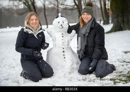 Munich, Allemagne. 06 Jan, 2019. Lily et Lena ont construit un bonhomme de neige dans le jardin anglais. Photo : Lino Mirgeler/dpa dpa : Crédit photo alliance/Alamy Live News Banque D'Images