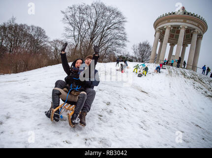 Munich, Allemagne. 06 Jan, 2019. Tamara et Domenico toboggan sur la pente à dans le Monopteros Jardin Anglais. Photo : Lino Mirgeler/dpa dpa : Crédit photo alliance/Alamy Live News Banque D'Images