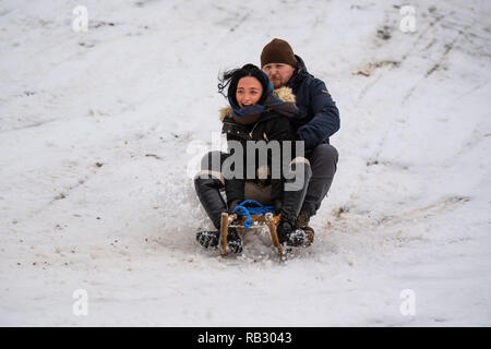 Munich, Allemagne. 06 Jan, 2019. Tamara et Domenico toboggan sur la pente à dans le Monopteros Jardin Anglais. Photo : Lino Mirgeler/dpa dpa : Crédit photo alliance/Alamy Live News Banque D'Images