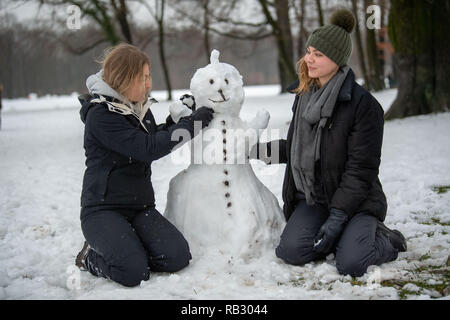 Munich, Allemagne. 06 Jan, 2019. Lily et Lena ont construit un bonhomme de neige dans le jardin anglais. Photo : Lino Mirgeler/dpa dpa : Crédit photo alliance/Alamy Live News Banque D'Images