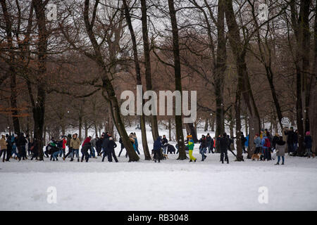 Munich, Allemagne. 06 Jan, 2019. Plusieurs dizaines de personnes sont engagées dans une bataille de boules de neige dans le jardin anglais. Photo : Lino Mirgeler/dpa dpa : Crédit photo alliance/Alamy Live News Banque D'Images