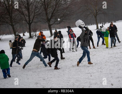 Munich, Allemagne. 06 Jan, 2019. Plusieurs dizaines de personnes sont engagées dans une bataille de boules de neige dans le jardin anglais. Photo : Lino Mirgeler/dpa dpa : Crédit photo alliance/Alamy Live News Banque D'Images