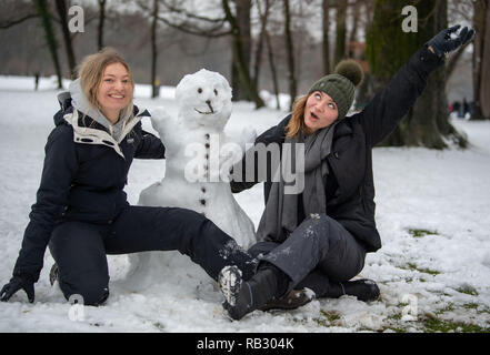 Munich, Allemagne. 06 Jan, 2019. Lily et Lena ont construit un bonhomme de neige dans le jardin anglais. Photo : Lino Mirgeler/dpa dpa : Crédit photo alliance/Alamy Live News Banque D'Images