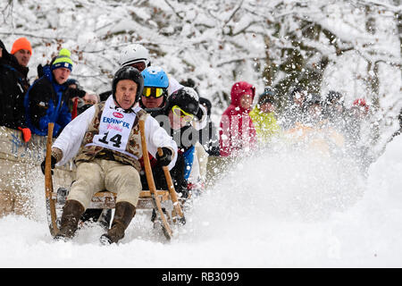 Garmisch Partenkirchen, en Allemagne. 06 Jan, 2019. Les participants de la traditionnelle course de luge de corne Descente de la piste. Credit : Matthias Balk/dpa/Alamy Live News Banque D'Images