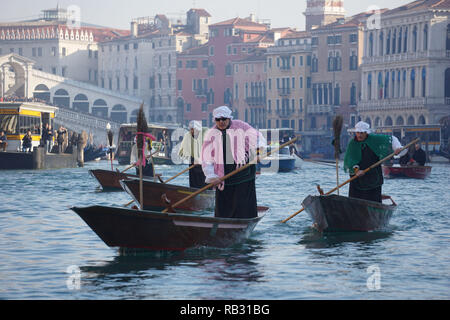 Venise, Italie. 6 janvier, 2019. Le rameur vénitien Francesco Guerra, surnom 'Malaga', marqué par la Châle rose, tandis que l'aviron dans la première position, lors de la traditionnelle course de bateaux d'aviron, sur le Grand Canal, entre rameurs habillé en Befane, le 6 janvier 2019. à Venise, Italie. © Andrea Merola / éveil / Alamy Live News Banque D'Images