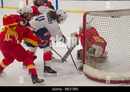 Dumfries, Royaume-Uni. 6 janvier 2019. Angelina Massot de France pour tenter de marquer passé gardien de la Chine Han Jiang dans le Hockey sur glace 2019 U18 Women's World Championship, Division 1, Groupe B de Dumfries bol de glace. Crédit : Colin Edwards/Alamy Live News. Banque D'Images