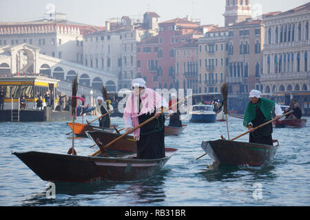 Venise, Italie. 6 janvier, 2019. Le rameur vénitien Francesco Guerra, surnom 'Malaga', marqué par la Châle rose, tandis que l'aviron dans la première position, lors de la traditionnelle course de bateaux d'aviron, sur le Grand Canal, entre rameurs habillé en Befane, le 6 janvier 2019. à Venise, Italie. © Andrea Merola / éveil / Alamy Live News Banque D'Images