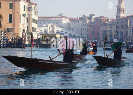 Venise, Italie. 6 janvier, 2019. Le rameur vénitien Francesco Guerra, surnom 'Malaga', marqué par la Châle rose, tandis que l'aviron dans la première position, lors de la traditionnelle course de bateaux d'aviron, sur le Grand Canal, entre rameurs habillé en Befane, le 6 janvier 2019. à Venise, Italie. © Andrea Merola / éveil / Alamy Live News Banque D'Images