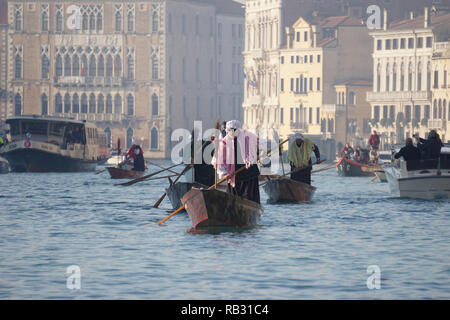 Venise, Italie. 6 janvier, 2019. Le rameur vénitien Francesco Guerra, surnom 'Malaga', marqué par la Châle rose, tandis que l'aviron dans la première position, lors de la traditionnelle course de bateaux d'aviron, sur le Grand Canal, entre rameurs habillé en Befane, le 6 janvier 2019. à Venise, Italie. © Andrea Merola / éveil / Alamy Live News Banque D'Images