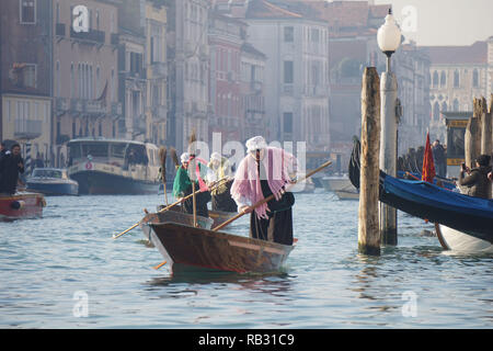 Venise, Italie. 6 janvier, 2019. Le rameur vénitien Francesco Guerra, surnom 'Malaga', marqué par la Châle rose, tandis que l'aviron dans la première position, lors de la traditionnelle course de bateaux d'aviron, sur le Grand Canal, entre rameurs habillé en Befane, le 6 janvier 2019. à Venise, Italie. © Andrea Merola / éveil / Alamy Live News Banque D'Images