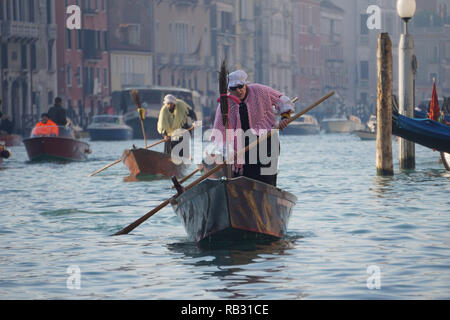 Venise, Italie. 6 janvier, 2019. Le rameur vénitien Francesco Guerra, surnom 'Malaga', marqué par la Châle rose, tandis que l'aviron dans la première position, lors de la traditionnelle course de bateaux d'aviron, sur le Grand Canal, entre rameurs habillé en Befane, le 6 janvier 2019. à Venise, Italie. © Andrea Merola / éveil / Alamy Live News Banque D'Images