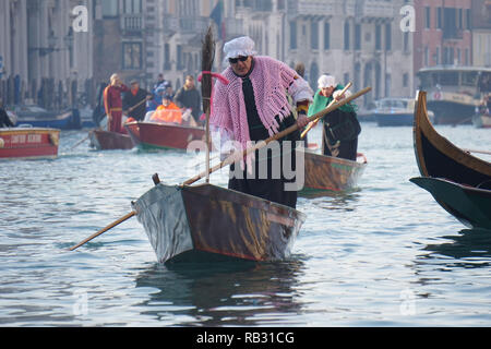 Venise, Italie. 6 janvier, 2019. Le rameur vénitien Francesco Guerra, surnom 'Malaga', marqué par la Châle rose, tandis que l'aviron dans la première position, lors de la traditionnelle course de bateaux d'aviron, sur le Grand Canal, entre rameurs habillé en Befane, le 6 janvier 2019. à Venise, Italie. © Andrea Merola / éveil / Alamy Live News Banque D'Images