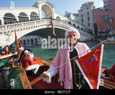 Venise, Italie. 6 janvier, 2019. Le marin vénitien Francesco Guerra, surnom 'Malaga', marqué par la Châle rose, pose maintenant le gagnant drapeau rouge, à la fin de la traditionnelle course de bateaux d'aviron, sur le Grand Canal, entre rameurs habillé en Befane, le 6 janvier 2019. à Venise, Italie. © Andrea Merola / éveil / Alamy Live News Banque D'Images