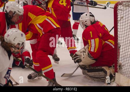 Dumfries, Royaume-Uni. 6 janvier 2019. Objectif de Han Jiang pour garder la Chine tente de repérer la rondelle à travers les jambes des joueurs contre la France en 2019, le hockey sur glace U18 Women's World Championship, Division 1, Groupe B de Dumfries bol de glace. Crédit : Colin Edwards/Alamy Live News. Banque D'Images