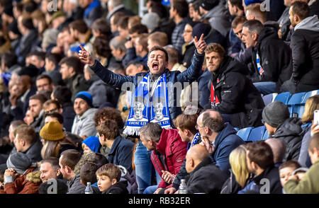 Londres, Royaume-Uni. 06 Jan, 2019. QPR partisans célébrer au cours de la FA Cup le 3e match entre les Queens Park Rangers et Leeds United au Loftus Road Stadium, Londres, Angleterre le 6 janvier 2019. Photo par Phil Hutchinson. Usage éditorial uniquement, licence requise pour un usage commercial. Aucune utilisation de pari, de jeux ou d'un seul club/ligue/dvd publications. Credit : UK Sports Photos Ltd/Alamy Live News Banque D'Images