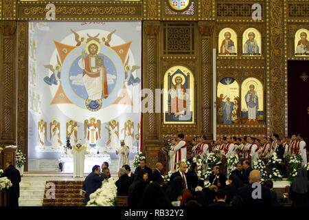 Le Caire, Égypte. 06 Jan, 2019. Les diacres et les membres du clergé sont vus à l'autel de la cathédrale Copte Orthodoxe de la Nativité, avant le début de la messe de Noël Copte Orthodoxe, selon le calendrier orthodoxe orientale. Credit : Ahmed Abdelfattah/dpa/Alamy Live News Banque D'Images