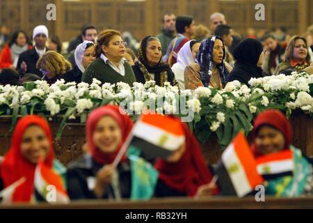 Le Caire, Égypte. 06 Jan, 2019. Les chrétiens orthodoxes, coptes et musulmans, s'asseoir à l'intérieur de la cathédrale Copte Orthodoxe de la Nativité, avant le début de la messe de Noël, selon le calendrier orthodoxe orientale. Credit : Ahmed Abdelfattah/dpa/Alamy Live News Banque D'Images