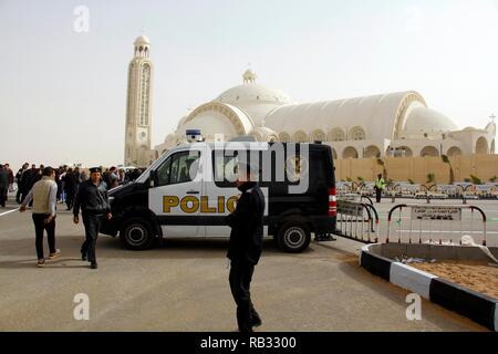 Le Caire, Égypte. 06 Jan, 2019. Les policiers égyptiens sécuriser la zone en dehors de la cathédrale Copte Orthodoxe de la Nativité avant le début de la messe de Noël Copte Orthodoxe, selon le calendrier orthodoxe orientale. Credit : Ahmed Abdelfattah/dpa/Alamy Live News Banque D'Images