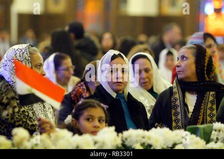 Le Caire, Égypte. 06 Jan, 2019. Les chrétiens orthodoxes coptes s'asseoir à l'intérieur de la cathédrale Copte Orthodoxe de la Nativité, avant le début de la messe de Noël, selon le calendrier orthodoxe orientale. Credit : Ahmed Abdelfattah/dpa/Alamy Live News Banque D'Images