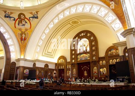 Le Caire, Égypte. 06 Jan, 2019. Une vue générale de la cathédrale Copte Orthodoxe de la Nativité avant le début de la messe de Noël Copte Orthodoxe, selon le calendrier orthodoxe orientale. Credit : Ahmed Abdelfattah/dpa/Alamy Live News Banque D'Images