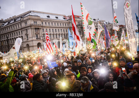 Budapest, Hongrie. 5e Jan, 2019. Vu les manifestants tenant leurs feux smartphone au cours d'une manifestation à la Place des Héros contre le droit du travail a approuvé récemment connu sous le nom Slave law présenté par le Premier ministre hongrois, Viktor Orban. Depuis décembre 2018, les Hongrois sont descendus dans la rue pour plus d'une semaine pour protester contre la nouvelle loi sur le travail et l'introduction d'un nouveau système judiciaire parallèle. Credit : Omar Marques/SOPA Images/ZUMA/Alamy Fil Live News Banque D'Images