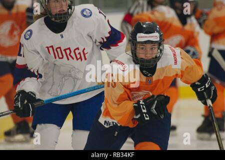 Dumfries, Royaume-Uni. 6 janvier 2019. Milly Meerkerk de Pays-Bas, en orange, chasse la rondelle lors de leur match contre la Norvège dans le Hockey sur glace 2019 U18 Women's World Championship, Division 1, Groupe B de Dumfries bol de glace. Crédit : Colin Edwards/Alamy Live News. Banque D'Images