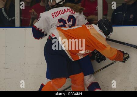 Dumfries, Royaume-Uni. 6 janvier 2019. Lisa Kremer de Pays-bas holding Karen Forgaard de la Norvège contre la bande lors de leur match contre la Norvège dans le Hockey sur glace 2019 U18 Women's World Championship, Division 1, Groupe B de Dumfries bol de glace. Crédit : Colin Edwards/Alamy Live News. Banque D'Images