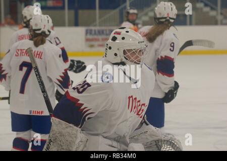 Dumfries, Royaume-Uni. 6 janvier 2019. Kaja Ekle, Norvégien, gardien de but revient à son filet après avoir félicité ses coéquipiers qui avait marqué un but contre les Pays-Bas dans le Hockey sur glace 2019 U18 Women's World Championship, Division 1, Groupe B de Dumfries bol de glace. Crédit : Colin Edwards/Alamy Live News. Banque D'Images