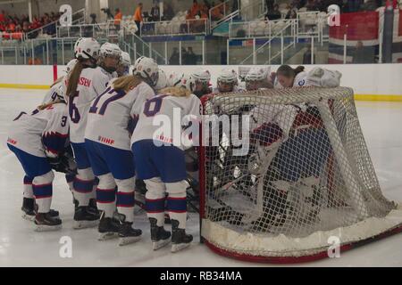 Dumfries, Royaume-Uni. 6 janvier 2019. Les joueurs de la Norvège se réunissent autour de leur cerbère avant leur match contre Pays-Bas dans le Hockey sur glace 2019 U18 Women's World Championship, Division 1, Groupe B de Dumfries bol de glace. Crédit : Colin Edwards/Alamy Live News. Banque D'Images