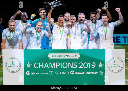 Glasgow, Ecosse, Royaume-Uni. 06 Jan, 2019. Action du jour 3 de l'FansBet 6 étoiles tournoi au SSE Hydro dans Glasgow. Fansbet 6 étoiles Gagnants 2019 Finale Angleterre Angleterre célébrer comme le sont couronnés champions de l'étoile 6 2019. Crédit : Colin Poultney/Alamy Live News Banque D'Images