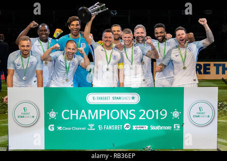 Glasgow, Ecosse, Royaume-Uni. 06 Jan, 2019. Action du jour 3 de l'FansBet 6 étoiles tournoi au SSE Hydro dans Glasgow. Fansbet 6 étoiles Gagnants 2019 Finale Angleterre Angleterre célébrer comme le sont couronnés champions de l'étoile 6 2019. Crédit : Colin Poultney/Alamy Live News Banque D'Images