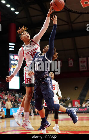 Piscataway, New Jersey, USA. 6 janvier, 2019. En avant chevaliers écarlates Rutgers CAITLIN JENKINS (15) bloque un tir de Penn State Dame garde Lions TENIYA PAGE (11) dans un jeu à la Rutgers Athletic Center. Crédit : Joel Plummer/ZUMA/Alamy Fil Live News Banque D'Images
